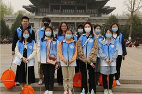 青年志愿者服务总队大明湖巡湖捡垃圾活动