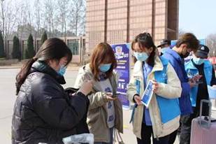 校团委开展学雷锋活动