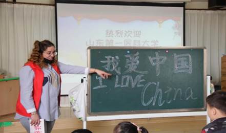 “永恒的烛光”留学生志愿服务团