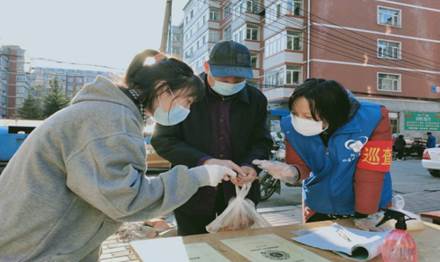 “践行雷锋精神 抗疫你我同行”—— 医药管理学院学子积极投入抗疫志愿服务活动